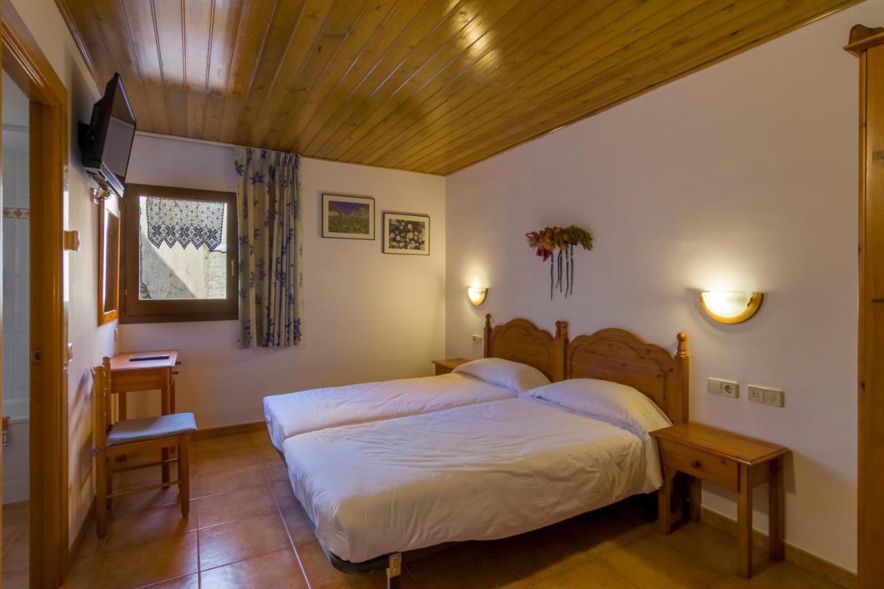 Hostal Cal Mestre Vilallonga de Ter Eksteriør billede