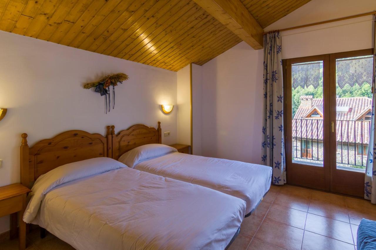 Hostal Cal Mestre Vilallonga de Ter Eksteriør billede