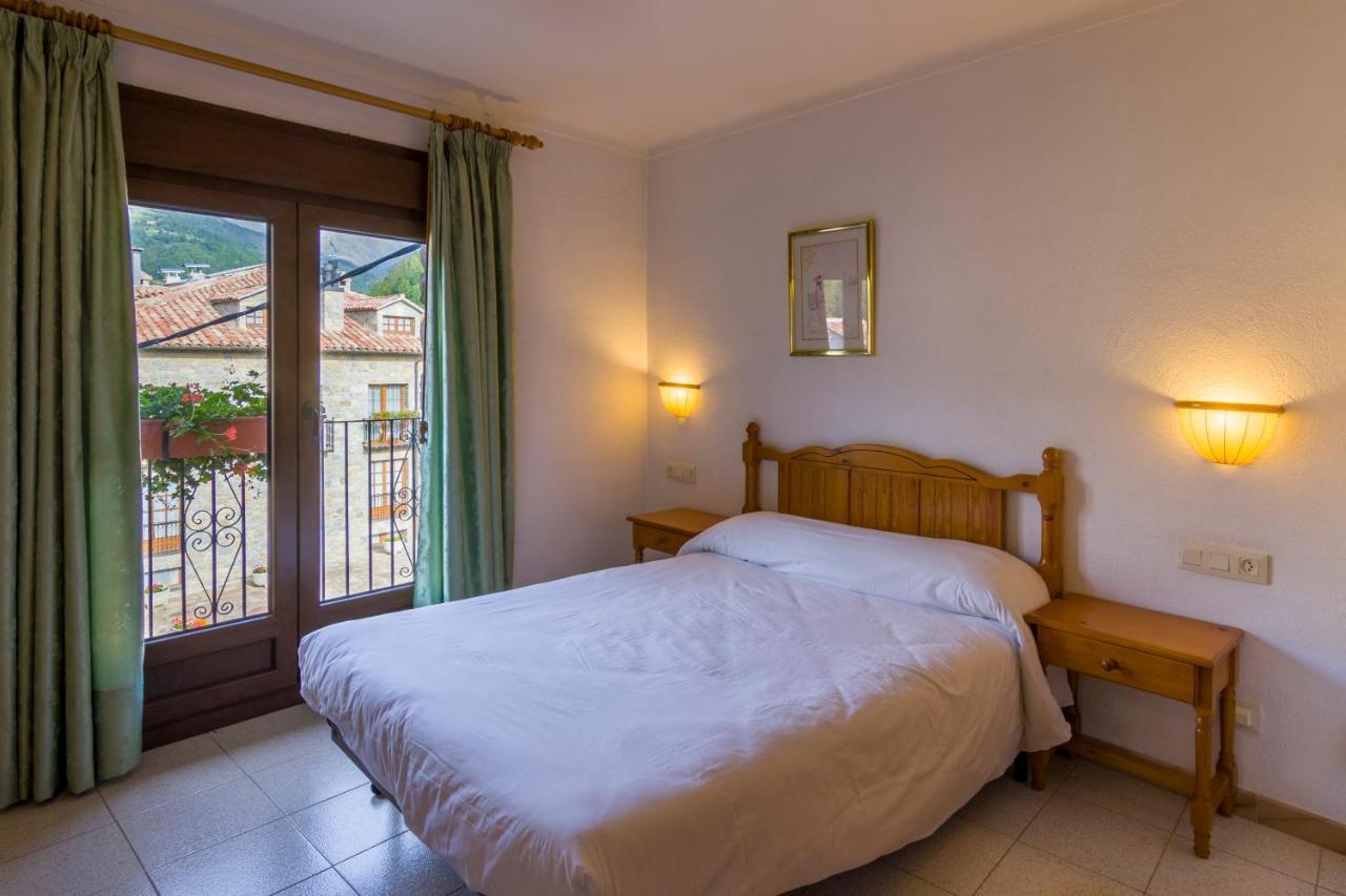 Hostal Cal Mestre Vilallonga de Ter Eksteriør billede
