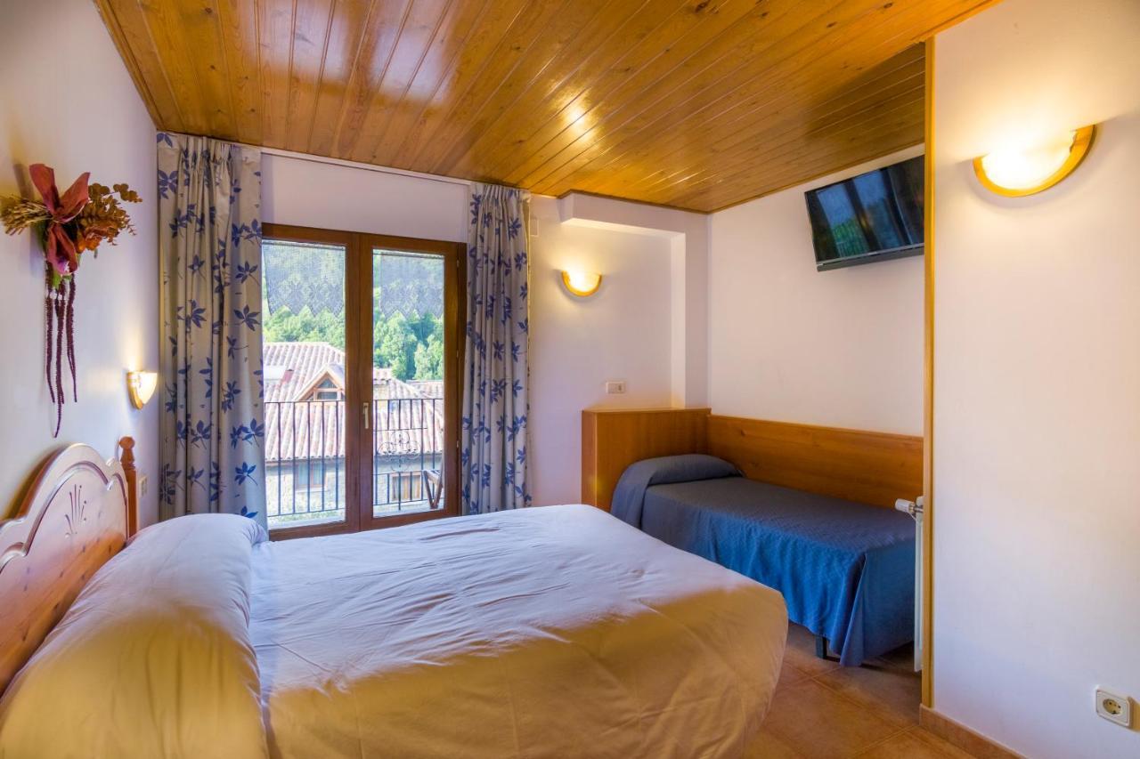 Hostal Cal Mestre Vilallonga de Ter Eksteriør billede